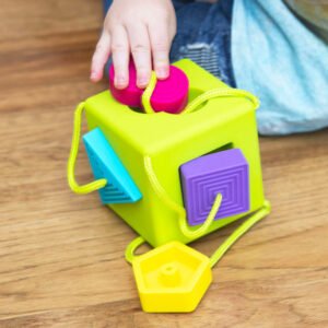 Cubo con figuras encajables